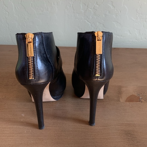 Michael Kori’s Womens Black Leather High Heel Stiletto Booties sz 6.5 - Picture 5 of 7